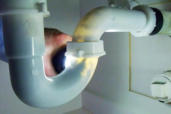 Tuyau d'égout bouché