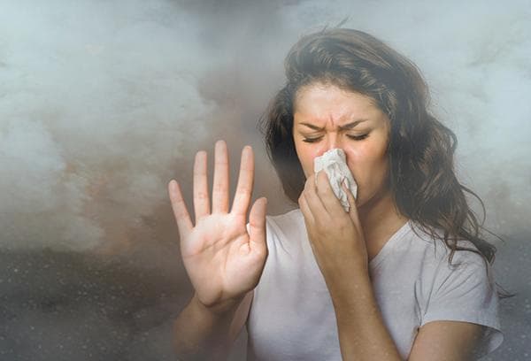 Femme dans la fumée de tabac