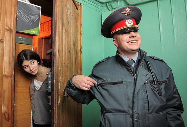 Policier à l'entrée d'un immeuble