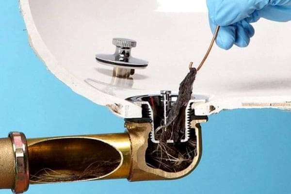 Enlever les cheveux du drain de l'évier