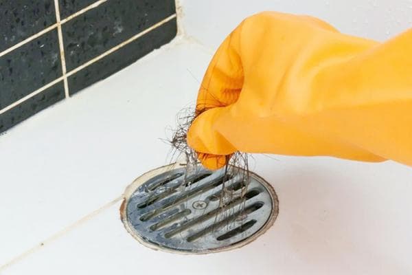 Cheveux dans le drain de la douche