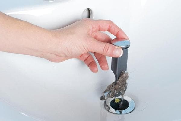 Cheveux dans le drain de l'évier