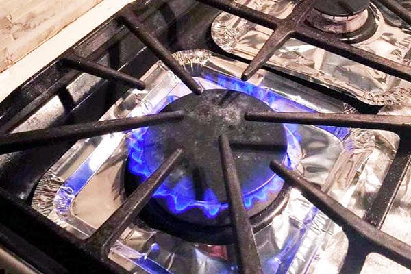 des supports en aluminium pour protéger le poêle de la graisse