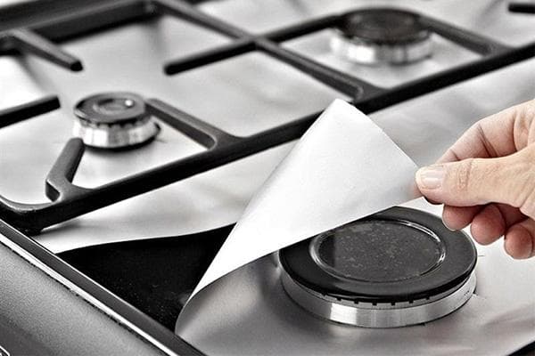 Serviettes en aluminium pour protéger le poêle de la graisse