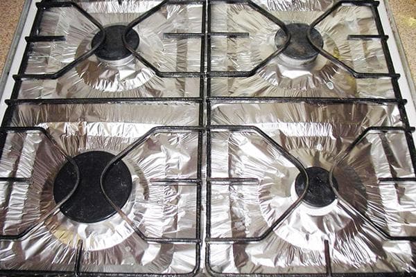 Plaque recouverte de papier d'aluminium pour empêcher la graisse de pénétrer