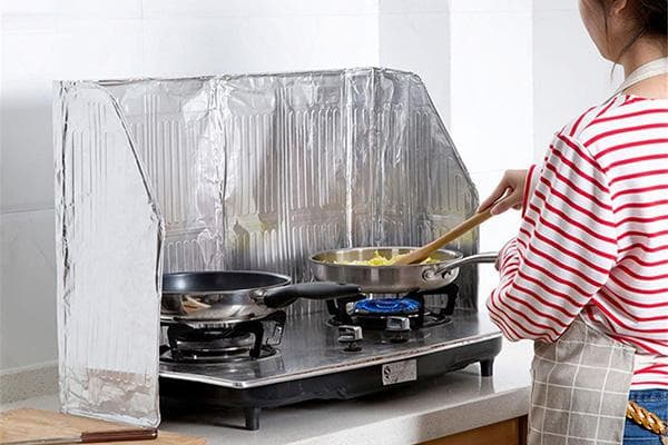 Bouclier de cuisinière pliable