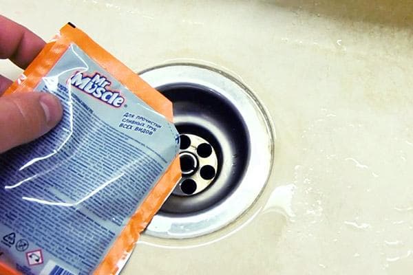 Utiliser le nettoyant anti-obstruction Mister Muscle