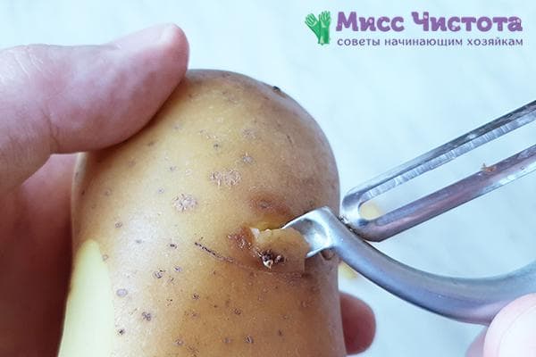 Retirer les yeux des pommes de terre avec un éplucheur de légumes
