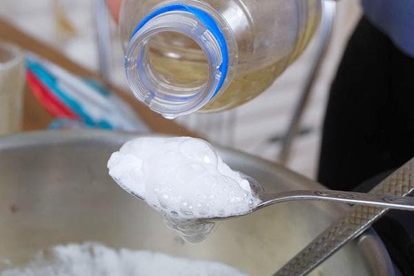 Tremper le soda avec du vinaigre