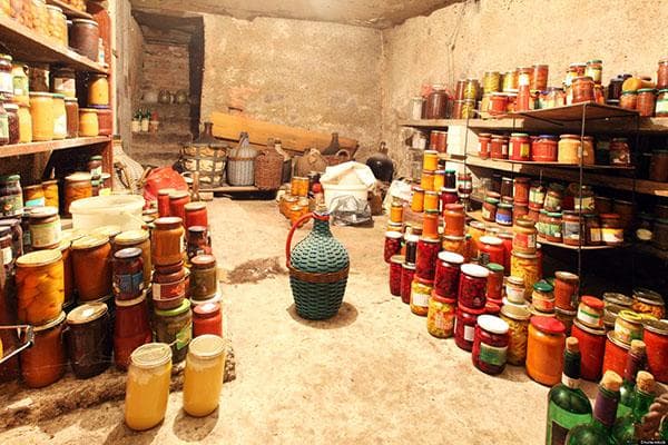 Sous-sol avec fournitures faites maison