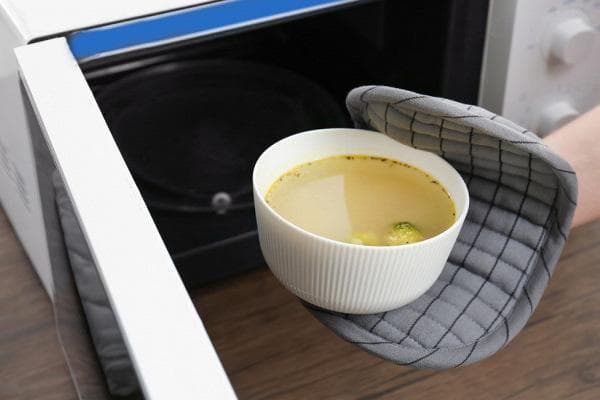 Réchauffer la soupe au micro-ondes