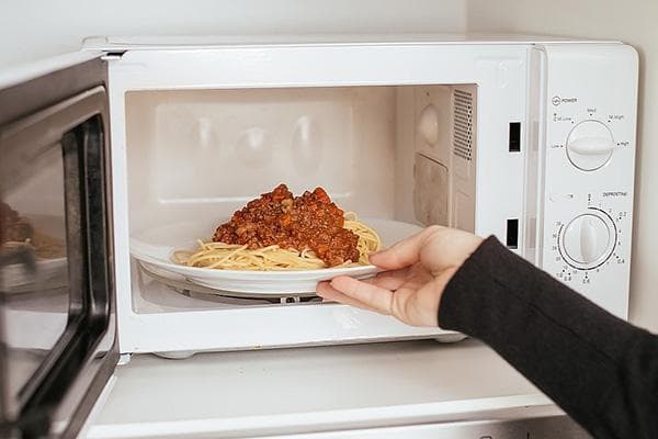 Réchauffer des spaghettis au micro-ondes