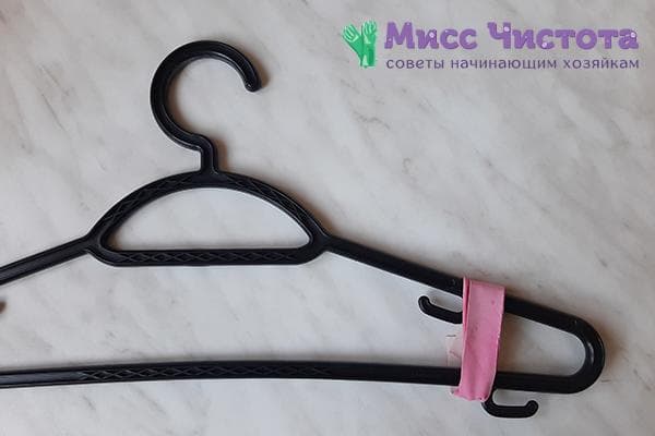 Bouchon pour cintre fabriqué à partir d'un morceau de gant en caoutchouc