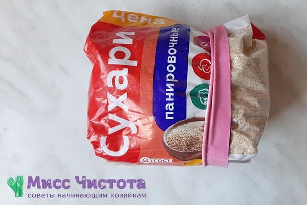 Fixez un sac de crackers ouvert avec un élastique