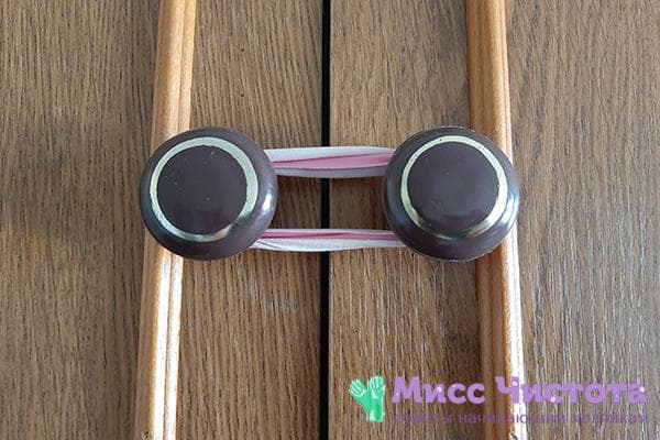 Caoutchouc sur les portes d'armoires