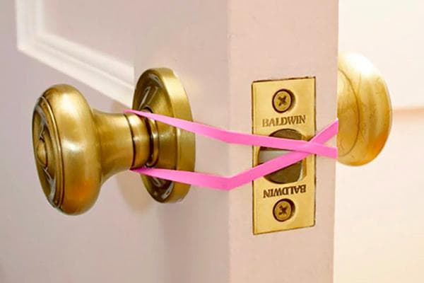 Élastique contre le claquement de porte