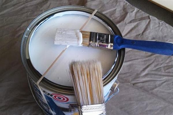 Élastique pour enlever l'excédent de peinture des pinceaux