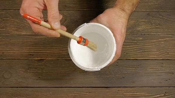 Peindre dans un seau de mayonnaise