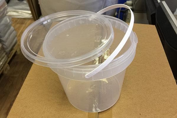 Seau à mayonnaise en plastique