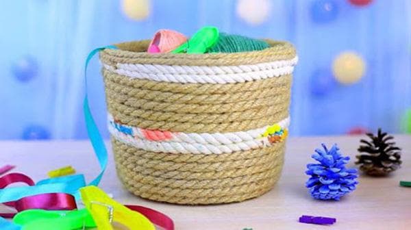 Seau en plastique décoré de corde de jute
