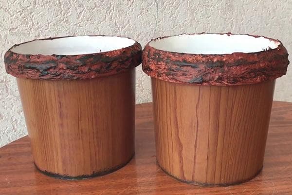 Pots de fleurs fabriqués à partir de seaux de mayonnaise