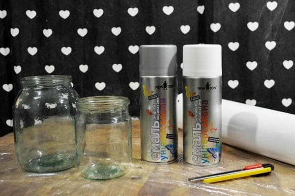 Bocaux en verre et peinture en aérosol