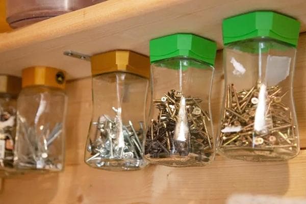 Support avec bocaux en verre pour ranger de petits objets