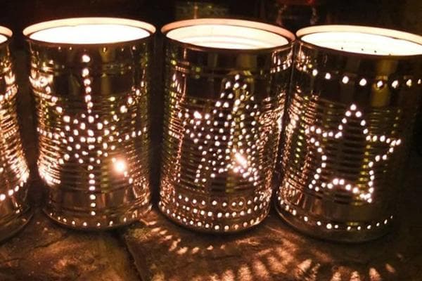 Chandeliers fabriqués à partir de boîtes de conserve