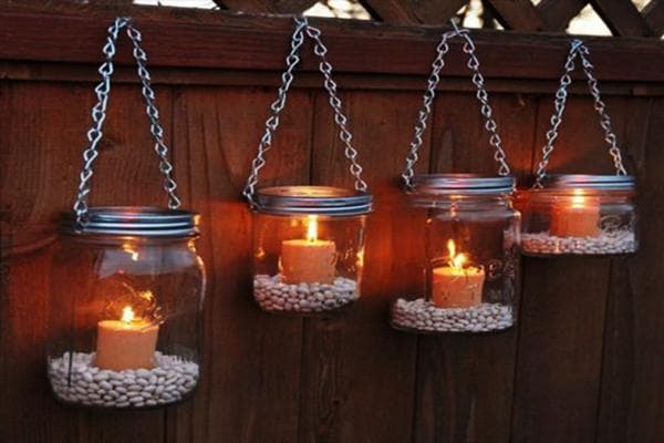 Chandeliers fabriqués à partir de bocaux en verre sur chaînes