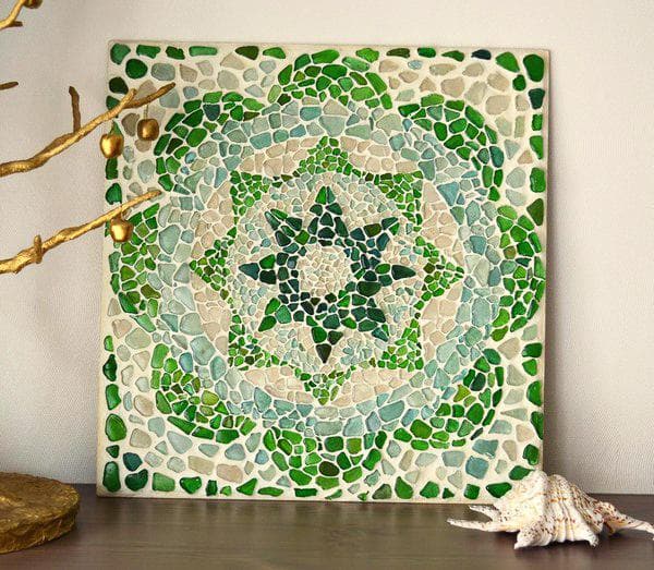 Panneau réalisé à partir de fragments de canettes et de bouteilles