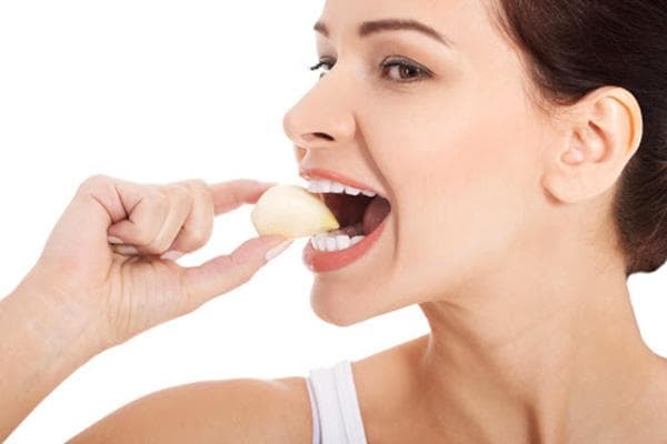 Femme mangeant de l'ail