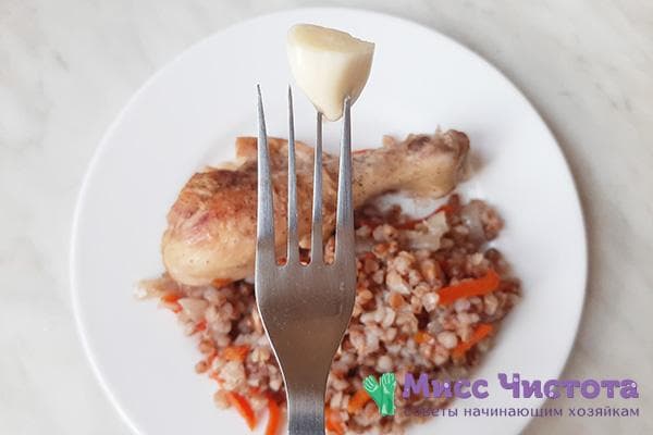 Une demi-gousse d'ail sur une fourchette