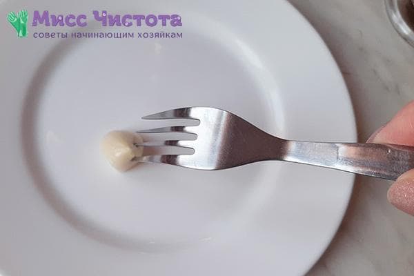 Frotter une assiette avec une gousse d'ail