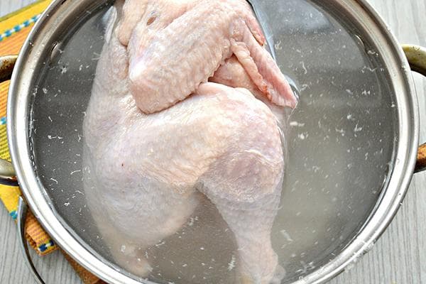 Faire tremper le poulet avant la cuisson