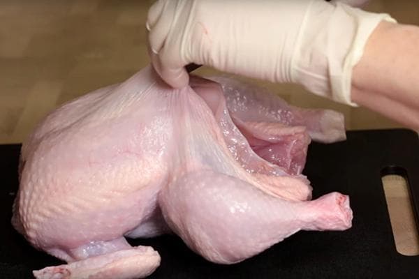 Retirer la peau d'une carcasse de poulet