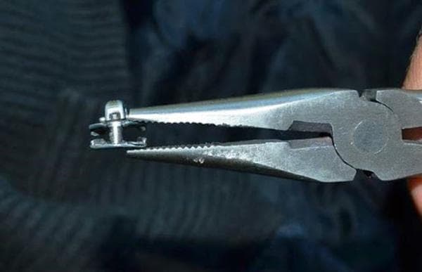 Réparer un curseur de fermeture éclair avec une pince