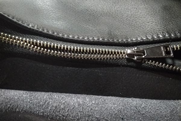 La fermeture éclair du sac se démonte