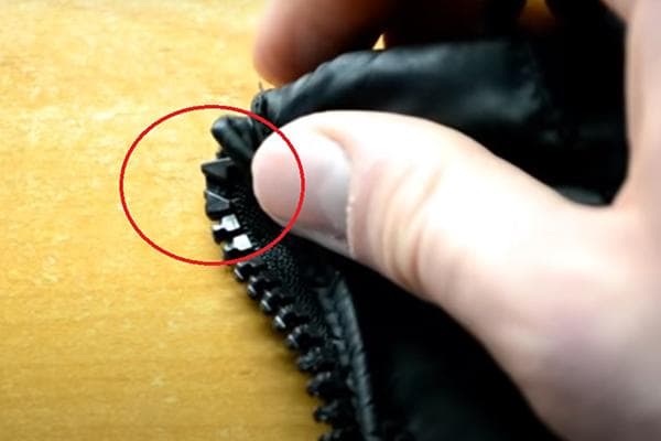 Rainures sur la fermeture éclair pour retirer le curseur