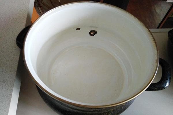 Poêle émaillée endommagée