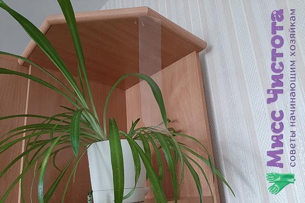 Une bande de ruban adhésif collée sur une étagère d'angle