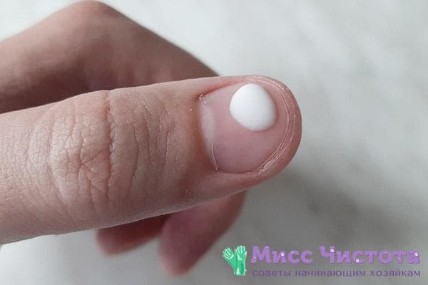 Une goutte de lait sur l'ongle