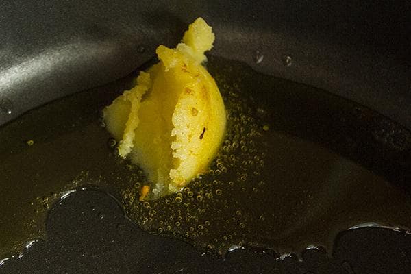 Ghee dans une poêle