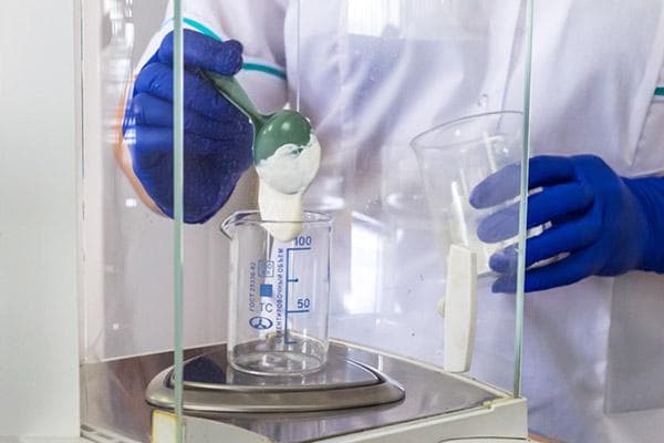 Vérification de la qualité de la crème sure en laboratoire