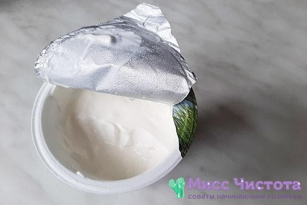 Pot ouvert de crème sure