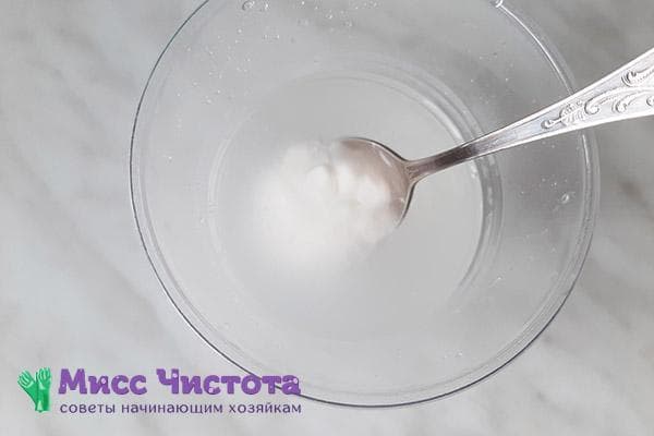 Vérifier la qualité de la crème sure avec de l'eau tiède