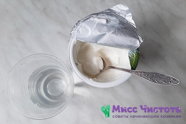 Crème sure et un verre d'eau