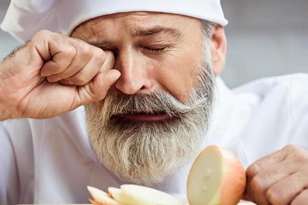 Le cuisinier pleure à cause des oignons