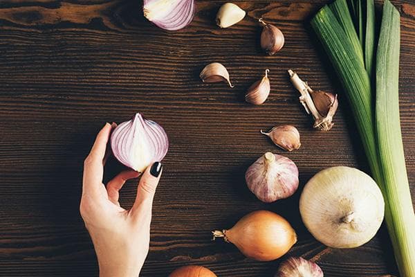 Femme coupant des oignons