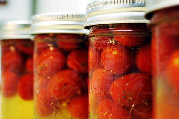 Tomates en conserve en bocaux