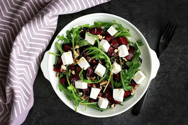 Salade de betteraves, roquette et fromage